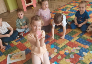 Dzieci aktywnie uczestniczą w zajęciach