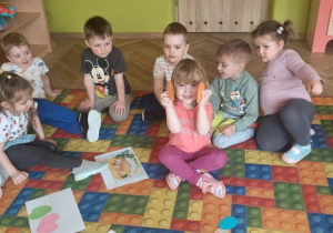 Dzieci aktywnie uczestniczą w zajęciach