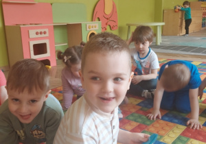 Dzieci aktywnie uczestniczą w zajęciach