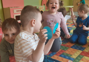 Dzieci aktywnie uczestniczą w zajęciach