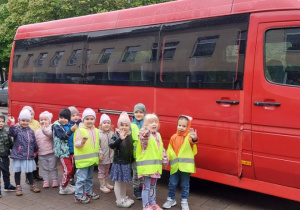 Dzieci stoją obok busa
