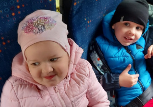 Dzieci podczas podróży busem