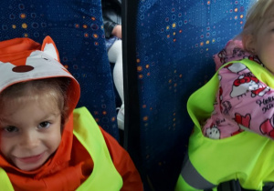 Dzieci podczas podróży busem