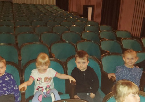 Dzieci w teatrze