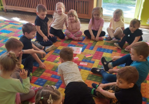 Dzieci wskazują polskie symbole narodowe
