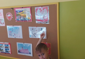 Dzieci wskazują polskie symbole narodowe