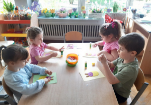 Dzieci tworzą pracę plstyczną