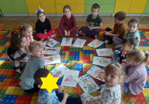 Dzieci prezentują swoje prace