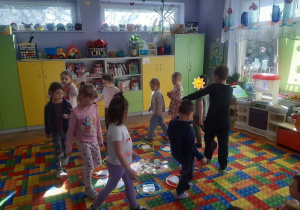 Dzieci podczas zabaw ruchowych