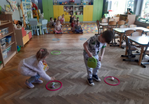 Dzieci podczas zabaw ruchowych
