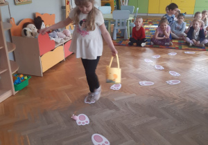 Dzieci podczas zabaw ruchowych