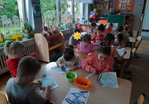 Dzieci tworzą pracę plastyczną