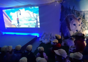 Dzieci oglądają film edukacyjny