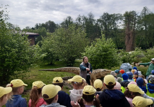Dzieci oglądają rzeźby dinozaurów