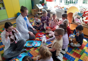Dzieci leczą pluszowe zabawki
