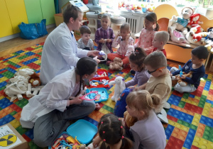 Dzieci leczą pluszowe zabawki