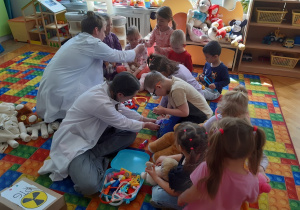 Dzieci leczą pluszowe zabawki