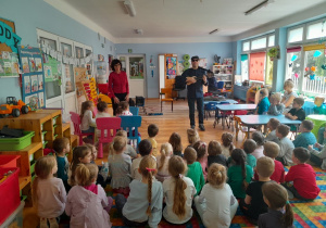Dzieci słuchają brzmienia instrumentów muzycznych
