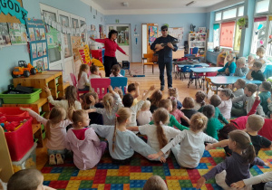 Dzieci słuchają brzmienia instrumentów muzycznych
