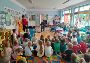 Dzieci słuchają brzmienia instrumentów muzycznych