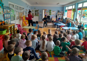 Dzieci słuchają brzmienia instrumentów muzycznych