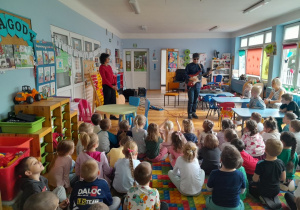 Dzieci słuchają brzmienia instrumentów muzycznych