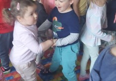 Dzieci tańczą przy muzyce