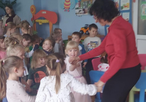 Dzieci tańczą przy muzyce