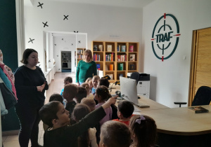 Dzieci zwiedzają bibliotekę