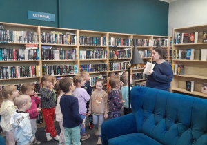 Dzieci zwiedzają bibliotekę