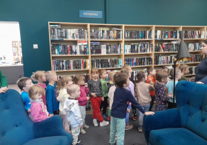 Dzieci zwiedzają bibliotekę
