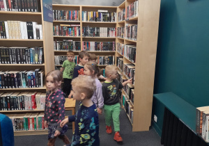 Dzieci zwiedzają bibliotekę