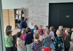 Dzieci zwiedzają bibliotekę