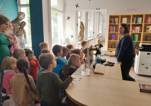 Dzieci zwiedzają bibliotekę