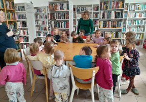 Dzieci zwiedzają bibliotekę
