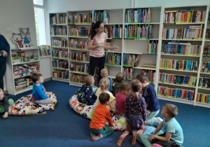 Bibliotekarka pokazuje dzieciom książki