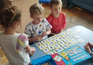Zabawa w czytanie.