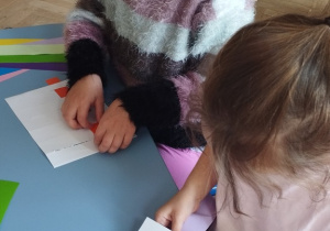 Dziewczynki przeplatają paski.