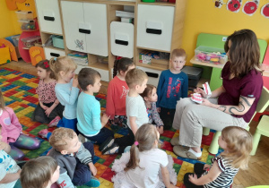 Dzieci dowiadują się, w jaki sposób dbać o higienę jamy ustnej