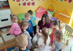 Dzieci dowiadują się, w jaki sposób dbać o higienę jamy ustnej