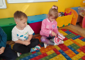 Dzieci szczotkują zęby na specjalnym modelu szczęki