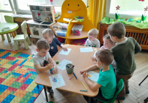 Dzieci kolorują obrazki