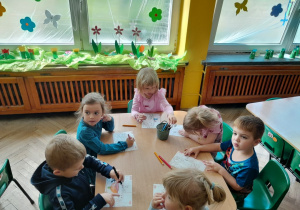 Dzieci kolorują obrazki