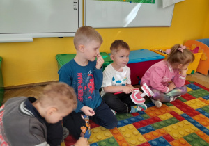 Dzieci szczotkują zęby na specjalnym modelu szczęki