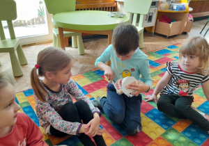 Dzieci szczotkują zęby na specjalnym modelu szczęki