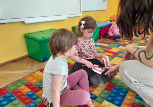 Dzieci szczotkują zęby na specjalnym modelu szczęki