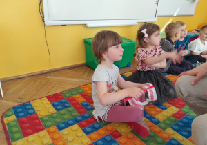 Dzieci szczotkują zęby na specjalnym modelu szczęki