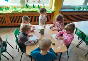Dzieci kolorują obrazki