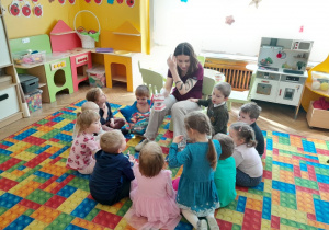 Dzieci dowiadują się, w jaki sposób dbać o higienę jamy ustnej