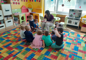 Dzieci dowiadują się, w jaki sposób dbać o higienę jamy ustnej